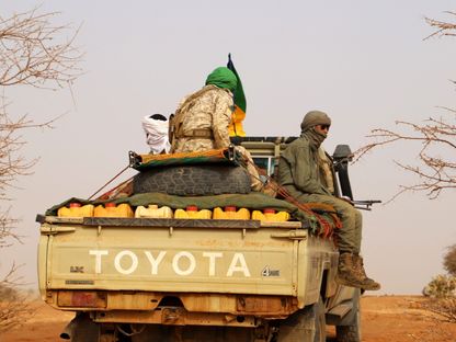 مقاتلون على متن مركبة يقومون بدورية في منطقة شمالي مالي خلال مؤتمر حركة إنقاذ أزواد التابعة للطوارق- 14 مارس 2020 - Reuters
