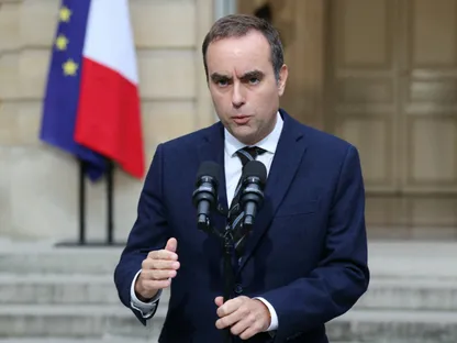رئيس الوزراء الفرنسي سيباستيان ليكورنو أمام مقر رئاسة الوزراء في باريس. 3 أكتوبر 2025 - Reuters