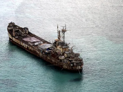 سفينة حربية فلبينية قرب جزيرة "سكند توماس شول" في بحر الصين الجنوبي. 11 مايو 2015 - REUTERS