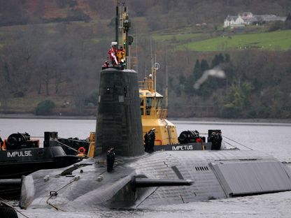 الغواصة النووية 'HMS Vengeance' التابعة للقوات الملكية البريطانية قرب جلاسكو في اسكتلندا. 4 ديسمبر 2006 - Reuters