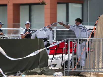 أفراد من فريق الإنقاذ التابع للشرطة في موقع إطلاق نار خلال احتفال بعيد يهودي على شاطئ بوندي في سيدني، أستراليا. 15 ديسمبر 2025 - Reuters