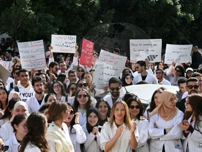 تونس.. آلاف الأطباء يضربون عن العمل للمطالبة بزيادة الأجور