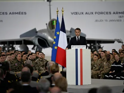 الرئيس الفرنسي إيمانويل ماكرون يلقي خطاباً خلال زيارته لقاعدة إيستر الجوية العسكرية جنوبي فرنسا. 15 يناير 2026 - Reuters