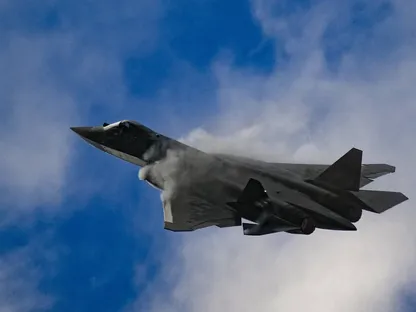 طائرة من طراز Su-57 الروسية تظهر في لقطة نشرتها شركة United Aircraft حيث تحمل صاروخين كبيرين مضادين للإشعاع. 9 نوفمبر 2025 - United Aircraft Corporation (UAC)