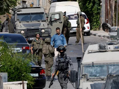 جنود إسرائيليون يحتجزون فلسطينياً خلال مداهمة في رام الله بالضفة الغربية المحتلة. 16 سبتمبر 2025 - REUTERS