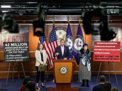 زعيم الأقلية الديمقراطية في مجلس النواب الأميركي حكيم جيفريز يتوسط النائبتين الديمقراطيتين أنجي كريج وروزا ديلاورو خلال مؤتمر صحافي في الكابيتول هيل بواشنطن العاصمة في الولايات المتحدة لمناقشة تأثير الإغلاق الحكومي على مخصصات قسائم الطعام والرعاية الصحية. 28 أكتوبر 2025 - REUTERS