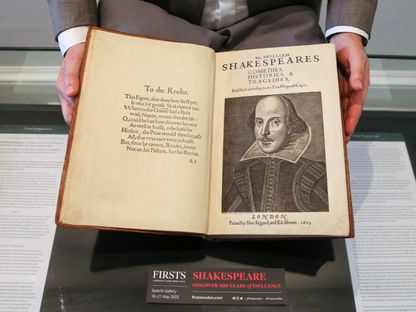 مجموعة "فيرست فوليو" لوليام شكسبير في معرض للكتب النادرة في لندن - 18 ماي 2023. - AFP