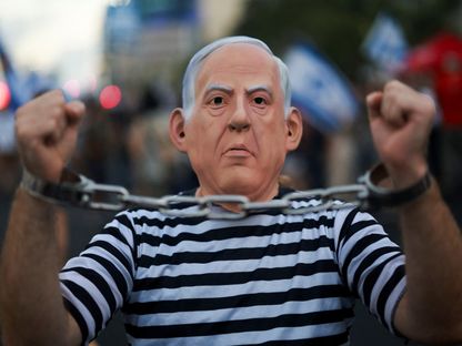 رئيس وزراء إسرائيلي سابق يحذر نتنياهو: أوامر اعتقالك في الطريق