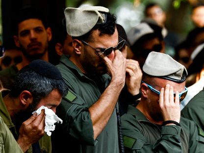 جنود إسرائيليون يبكون خلال جنازة في تل أبيب. 1 يناير 2024 - Reuters