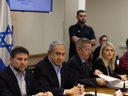 رئيس الوزراء الإسرائيلي بنيامين نتنياهو خلال اجتماع أسبوعي لمجلس الوزراء بمقر وزارة الدفاع في تل أبيب. 7 يناير 2024 - AFP
