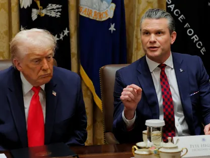 وزير الحرب الأميركي بيت هيجسيث يتحدث بجوار الرئيس الأميركي دونالد ترمب في البيت الأبيض. 2 ديسمبر 2025 - REUTERS