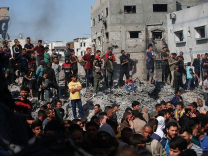 فلسطينيون يبحثون عن الضحايا في موقع غارة إسرائيلية على منزل في جباليا شمالي قطاع غزة. 2 مايو 2025 - Reuters
