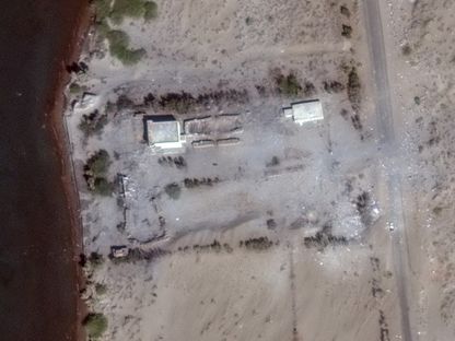 صورة التقطت بالأقمار الصناعية تظهر حجم الدمار الذي لحق بمنشأة تابعة لجماعة الحوثي على طول ساحل اليمن بعد غارات أميركية وبريطانية. 12 يناير 2024 - AFP