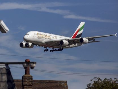 طائرة "إيرباص 380" تابعة لـ"طيران الإمارات" تحلق في الأجواء - Bloomberg