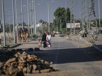 نازحون فلسطينيون يفرون من مدينة غزة عبر ممر نتساريم إلى شارع صلاح الدين في وسط غزة. 10 يوليو 2024 - Bloomberg