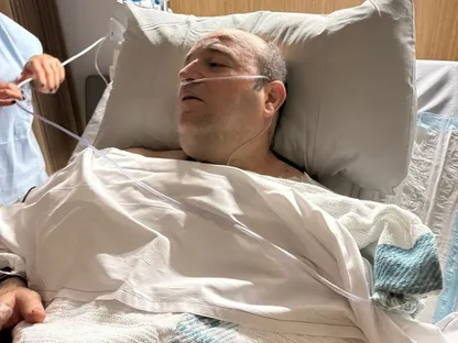 أحمد الأحمد الذي تصدى لمسلح في إطلاق نار بمدينة سيدني الأسترالية، في المستشفى يتعافى من عملية جراحية. 15 ديسمبر 2025 - 9news.com.au