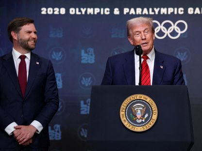 الرئيس الأميركي دونالد ترمب برفقة نائبه جيه دي فانس قبل التوقيع على أمر تنفيذي في البيت الأبيض. 5 أغسطس 2025 - REUTERS