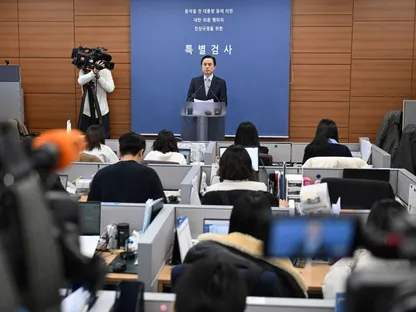 المدعي الكوري الجنوبي الخاص تشو أون-سوك أثناء إعلانه نتائج التحقيق في تهم التمرد المتعلقة بالرئيس السابق يون سوك يول، سول، كوريا الجنوبية، 15 ديسمبر 2025 - via REUTERS