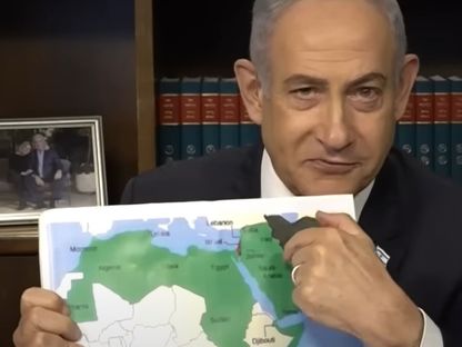 نتنياهو يرفع خريطة المغرب بدون الصحراء.. وإسرائيل توضّح