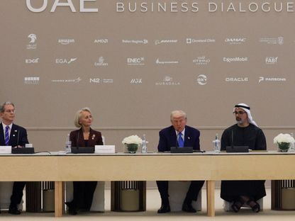 الرئيس الأميركي دونالد ترمب يتحدث إلى جانب ولي عهد أبوظبي الشيخ خالد بن محمد بن زايد والسفيرة الأميركية بالإمارات مارتينا أ. سترونج ووزير الخزانة الأميركي سكوت بيسنت خلال حوار الأعمال المشترك في أبوظبي. 16 مايو 2025 - Reuters
