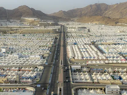 السعودية تبدأ تصعيد الحجاج إلى مشعر منى تمهيداً للوقوف بعرفة