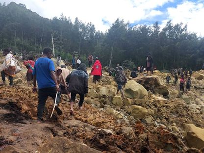 فرق الإنقاذ تصل إلى موقع انهيار أرضي هائل، في شمال بابوا غينيا الجديدة للبحث عن ضحايا تحت أكوام من الأنقاض. 25 مايو 2024 - AFP
