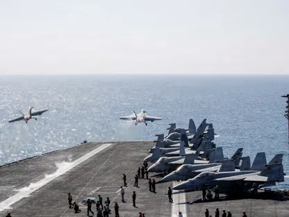 كيف تواجه البحرية الأميركية تهديد الزوارق الإيرانية في مضيق هرمز؟