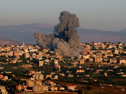 دخان يتصاعد بعد غارة جوية إسرائيلية استهدفت منزلا في قرية الخيام بجنوب لبنان بالقرب من الحدود الإسرائيلية. 21 يونيو 2024 - AFP
