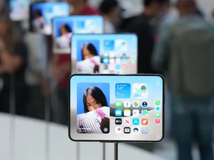 عيوب iPhone Duo القابل للطي تظهر قبل طرحه.. إصلاح الشاشة بسعر هاتف جديد