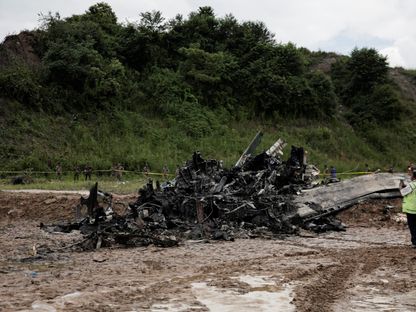 بالصور.. تحطم طائرة خلال إقلاعها يودي بحياة 18 شخصاً على الأقل في نيبال