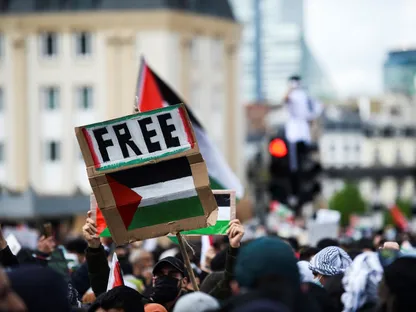مؤيد لفلسطين يحمل لافتة خلال احتجاج في بروكسل ببلجيكا. 15 مايو 2021 - Reuters