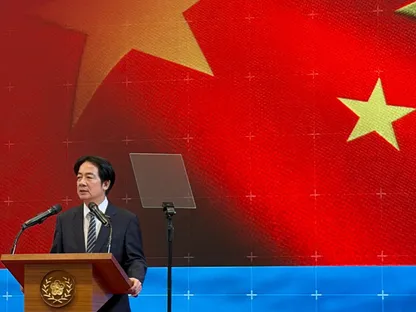 رئيس تايوان لاي تشينج تي يتحدث خلال مؤتمر صحافي في تايبيه حول الإنفاق الدفاعي. 26 نوفمبر 2025 - REUTERS