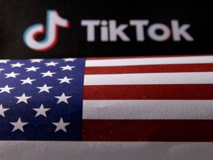 صورة تظهر علم الولايات المتحدة وشعار تطبيق تيك توك. 2 يونيو 2023 - REUTERS
