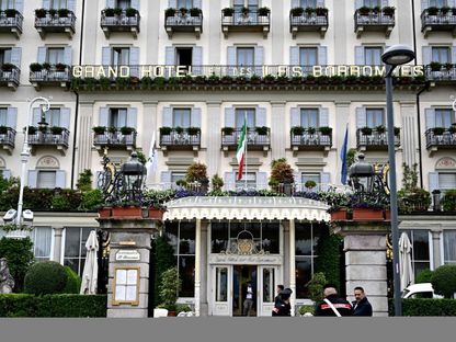 صورة تم التقاطها في ستريسا بإيطاليا في 23 مايو 2024 لواجهة فندق Grand Hotel des Iles Borromees، حيث سيعقد اجتماع وزراء مالية مجموعة السبع، بدءًا من 24 مايو 2024. - AFP