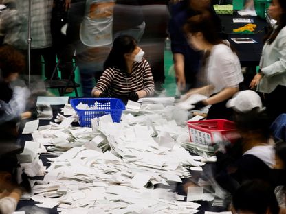 جانب من عملية فرز بطاقات الاقتراع خلال الانتخابات البرلمانية في العاصمة الكورية الجنوبية سيول. 10 أبريل 2024 - REUTERS