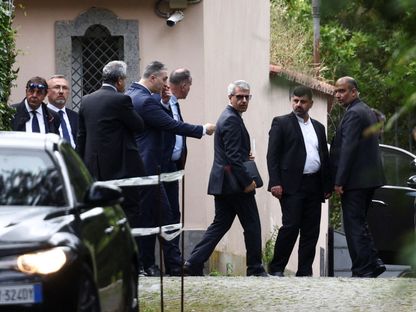 الوفد الإيراني يغادر السفارة العمانية بعد عقد الجولة الخامسة من المحادثات مع أميركا في روما، 23 مايو 2025 - REUTERS