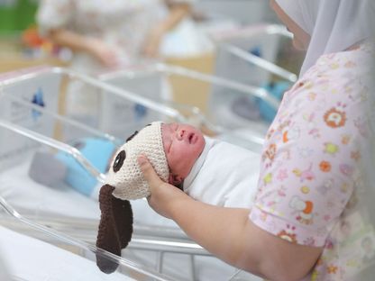 ممرضة تفحص طفلاً حديث الولادة في غرفة الأطفال بمستشفى في بانكوك، تايلاند. 28 ديسمبر 2017 - REUTERS