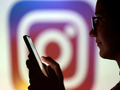 مراهق يستخدم هاتفه وفي الخلفية يظهر شعار منصة إنستجرام. 11 سبتمبر 2025 - REUTERS