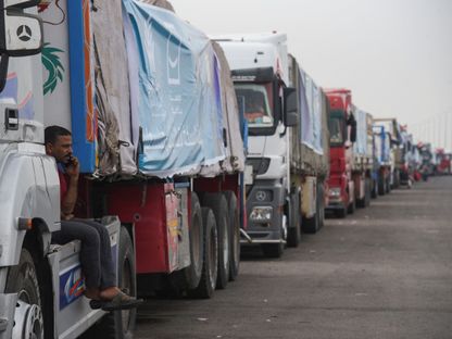 شاحنات تحمل مساعدات إنسانية للفلسطينيين تنتظر في طريقها إلى معبر رفح الحدودي لدخول غزة. 12 نوفمبر 2023 - Reuters