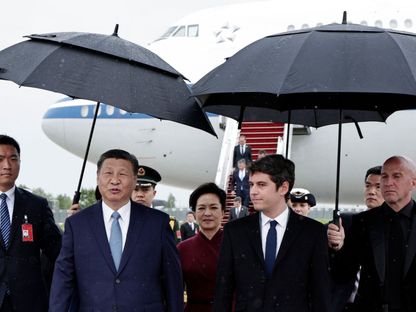 رئيس الوزراء الفرنسي حابرييل أتال يستقبل الرئيس الصيني شي شيجن بينج عند وصوله إلى باريس. 05 مايو 2024 - AFP