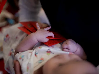 طفلة صينية حديثة الولادة في شنغهاي. 16 أغسطس 2020 - Reuters