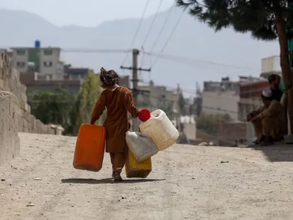 أفغانستان.. جفاف آبار كابول يدفع أطفال المدارس إلى طوابير المياه