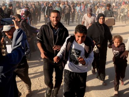 فلسطينيون يحاولون الوصول إلى مراكز مساعدات في خان يونس جنوبي قطاع غزة. 29 مايو 2025 - Reuters