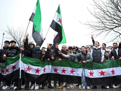 سوريون خلال تجمع بساحة أورانيا بلاتس في برلين بعد الإطاحة بالرئيس السوري بشار الأسد. 8 ديسمبر 2024 - reuters