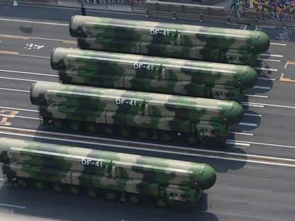 صواريخ DF-41 التي أجري لها أول اختبار للطيران في 24 يوليو 2012، على مركبات في شوارع بكين، الصين - missilethreat.csis