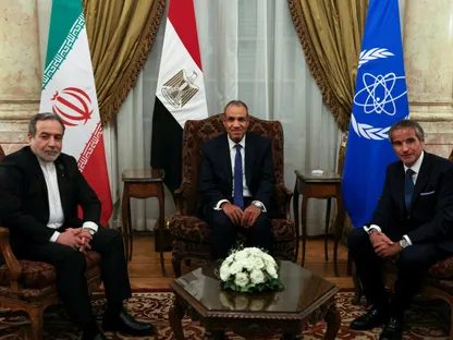 وزير الخارجية المصري بدر عبد العاطي يجتمع مع وزير الخارجية الإيراني عباس عراقجي والمدير العام للوكالة الدولية للطاقة الذرية رافائيل جروسي بالقاهرة. 9 سبتمبر 2025 - REUTERS