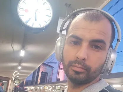 الفلسطيني محمد أبو دقة (31 عاماً) يلتقط صورة ذاتية داخل محطة قطار في بروكسل، بلجيكا. 25 أغسطس 2025 - Reuters