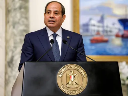السيسي: التحقيقات جارية بشأن استهداف ميناء دمياط.. ويجب وقف التصعيد