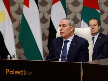 الأمين العام للّجنة التنفيذية لمنظمة التحرير الفلسطينية حسين الشيخ خلال اجتماع مع وزير الخارجية الأميركي أنتوني بلينكن في العاصمة الأردنية عمان- 4 نوفمبر 2023 - Reuters