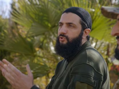 لقطة مأخوذة من فيلم عرضته شبكة FRONTLINE PBS وتضمن مقابلة مع زعيم 'هيئة تحرير الشام' أبو محمد الجولاني. فبراير 2021 - "FRONTLINE PBS"